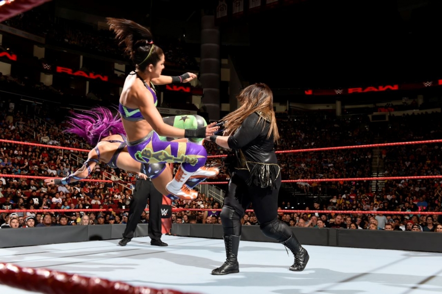 bayley-e-sasha-banks-contro-nia-jax-a-wwe-raw-2-maxw-1280.jpg